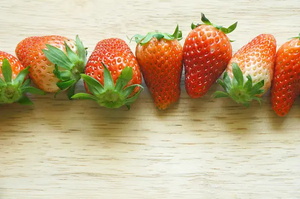 Verse aardbeien op houten tafel — Stockfoto