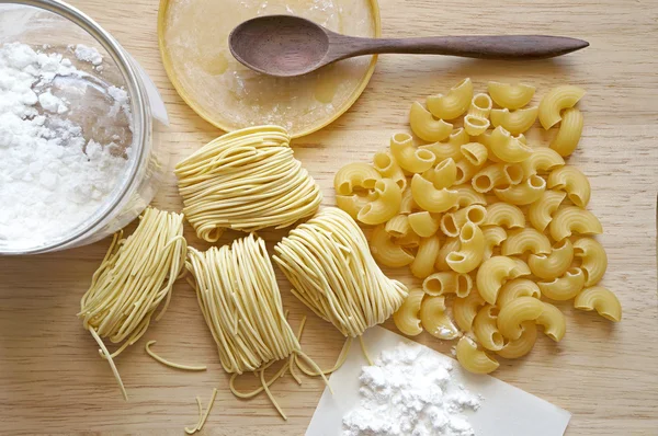 Macarrão caseiro e macarrão — Fotografia de Stock