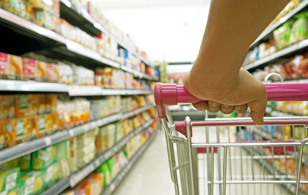 Nahaufnahme Hand an Einkaufswagen im Supermarkt — Stockfoto