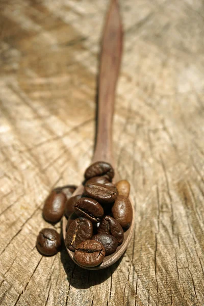 Koffiebonen op tafel — Stockfoto