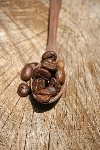 Koffiebonen op tafel — Stockfoto