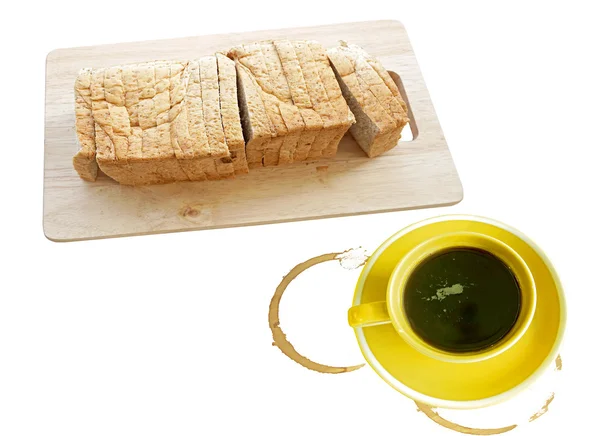Café e pão fresco fatiado isolado em branco — Fotografia de Stock