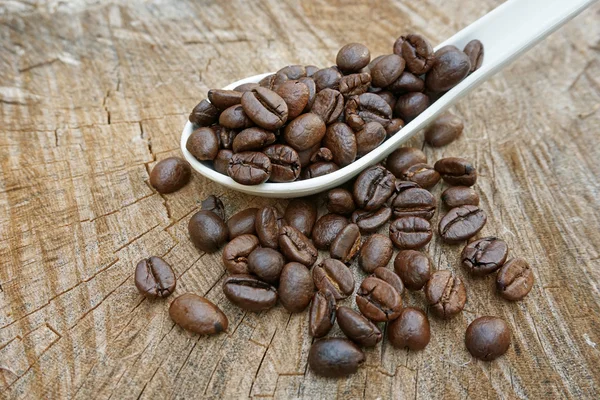 Chicchi di caffè su un vecchio sfondo di legno — Foto Stock