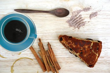 Çikolatalı kek, kahve ve tarçın çubukları