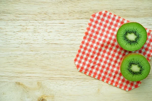 Juicy kiwi fruit on wooden table — Stock Photo, Image