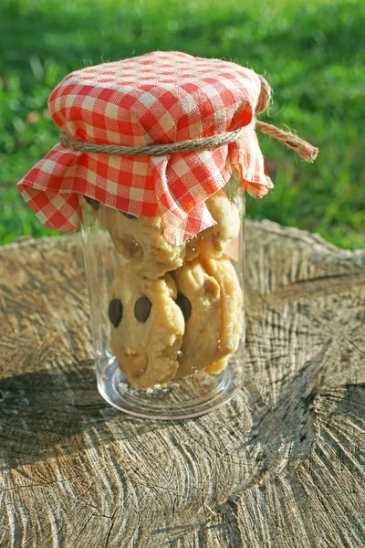 Soubory cookie s rozinkami na dřevěné pozadí — Stock fotografie