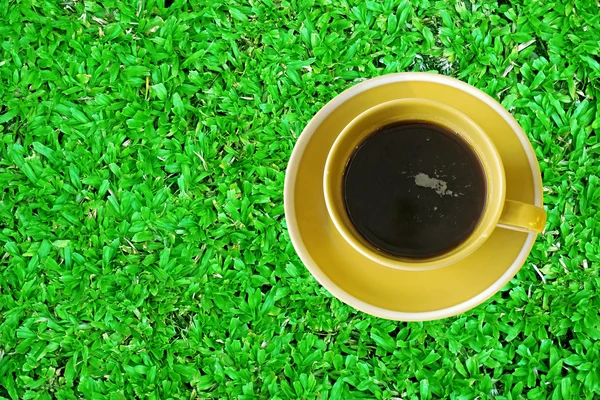 Filiżanka kawy na trawie — Zdjęcie stockowe