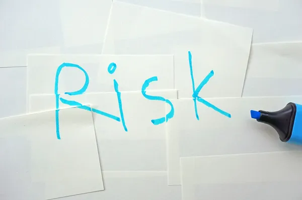 Escribió una palabra "riesgo" en los papeles pequeños blancos — Foto de Stock