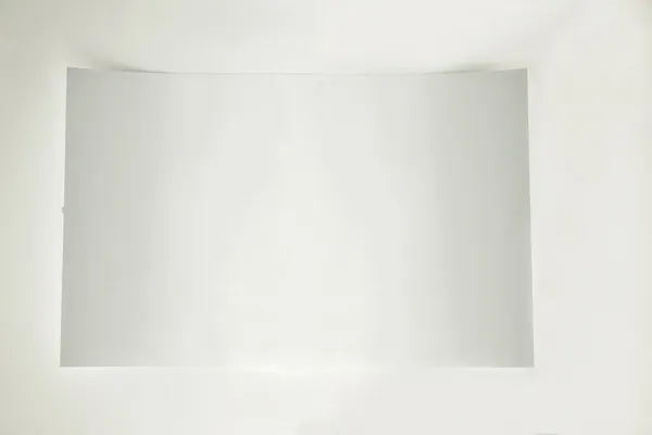 Gros plan d'un morceau de papier à lettres sur papier blanc — Photo