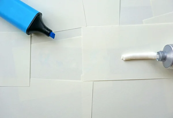 Krém na bílém papíře s perem — Stock fotografie