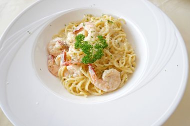 Beyaz tabakta spagetti.