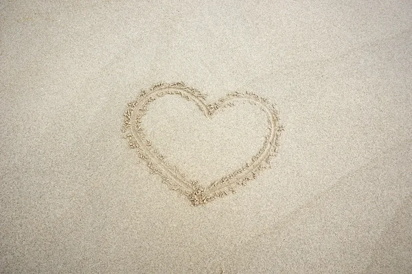 Heart drawn in the sand. Beach background. Top view — Stock Photo, Image