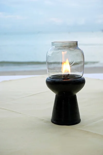 Candle lights up a table. Romantic dinner by the sea — Stock Photo, Image