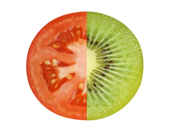 Tomaat helft kiwi vruchten, isoleren op witte achtergrond. — Stockfoto