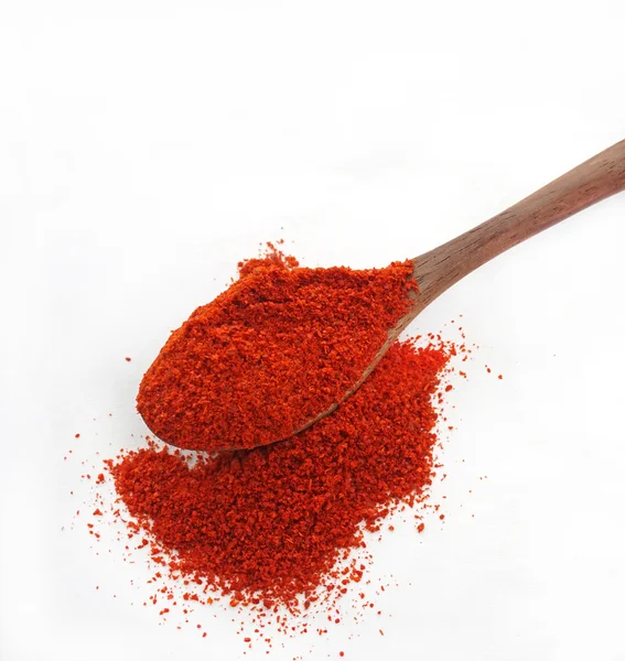 Κουταλάκι κόκκινη σκόνη τσίλι που απομονώνονται σε λευκό φόντο — Φωτογραφία Αρχείου