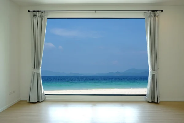 Opened door, sea view background — Stock Photo, Image