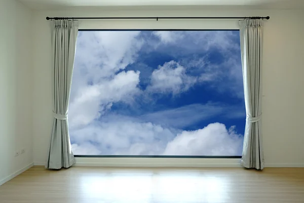 Tomt rum och gardin öppna till sky — Stockfoto