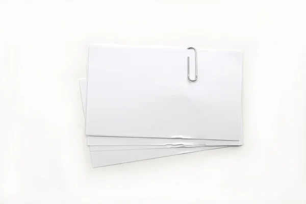 Hoja blanca de papel para notas y clip de papel —  Fotos de Stock