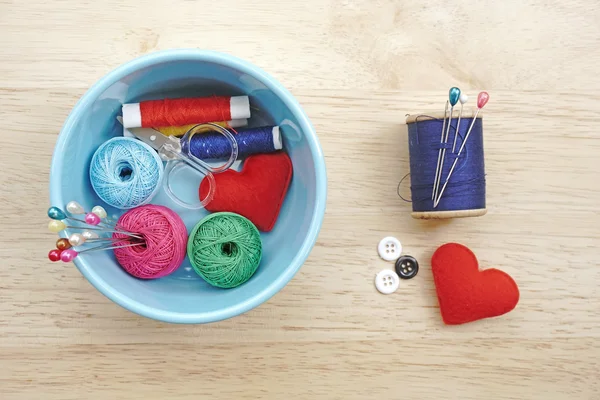 Kit de costura, agulhas, rosca e fita métrica — Fotografia de Stock