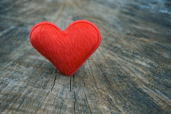 Corazón para el amor, sobre fondo de madera — Foto de Stock