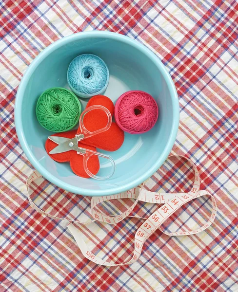 Sewing kit, needles, thread and measuring tape — Stock Photo, Image