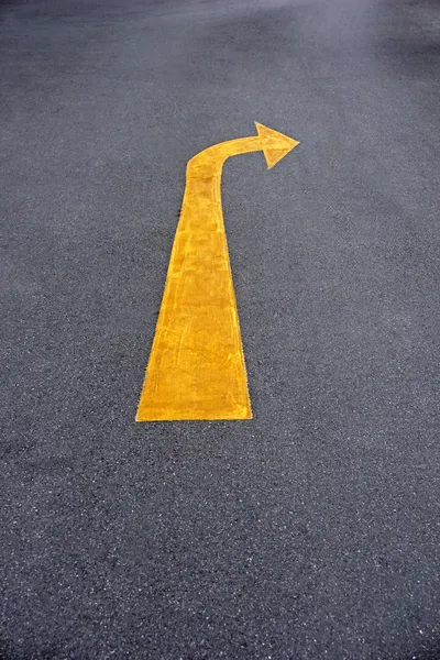 Panneau de signalisation jaune sur une route asphaltée — Photo