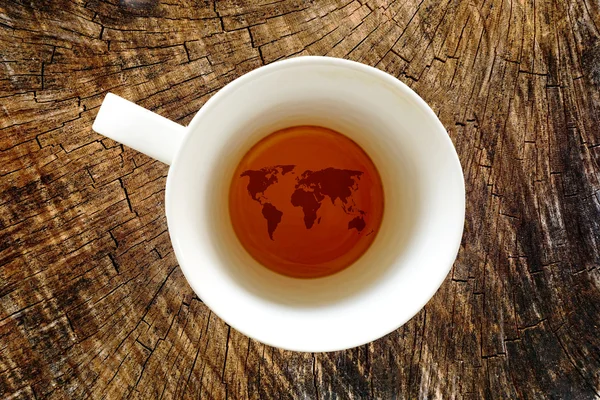 Карта мира пустой белой чашки горячего кофе — стоковое фото