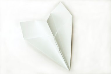 Kağıt uçak beyazda izole edilmiş.