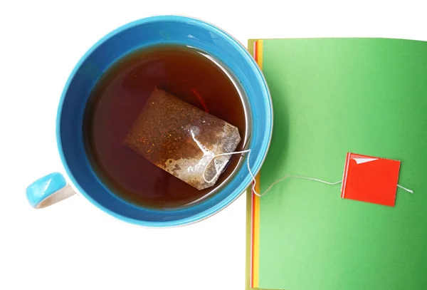 Cierre de la bolsa de té y la taza de aislar en blanco . — Foto de Stock