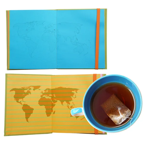 Cuaderno con mapa del mundo y taza de café . — Foto de Stock