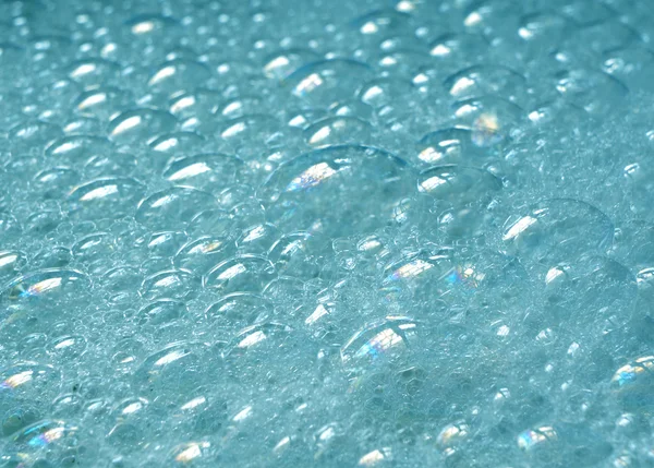 Burbujas de jabón sobre fondo azul — Foto de Stock