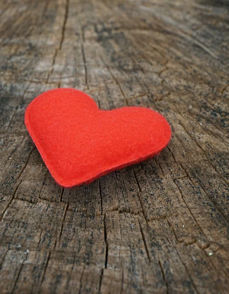 Corazón rojo sobre fondo de madera — Foto de Stock