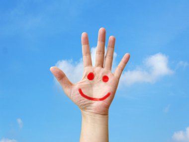 Mavi gökyüzü arka plan açık el boyalı gülümseme