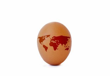 Dünya Haritası üzerinde yumurta beyaz zemin üzerine ayır