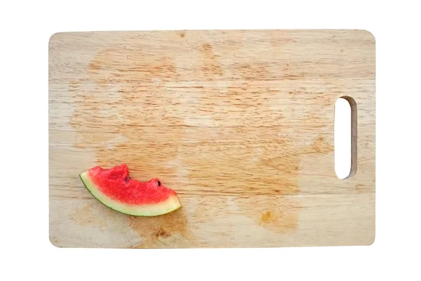 Viipaloidut vesimelonit puulevyllä, eristetty valkoisella pohjalla — kuvapankkivalokuva