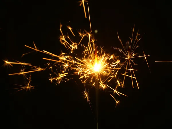 Espumante de Natal sobre fundo preto. Fogo de bengala — Fotografia de Stock