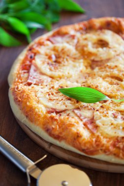 Pizza ananas ve jambon, seçici odak ile
