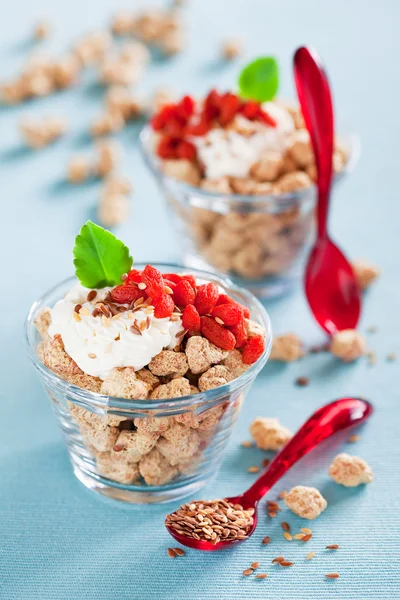 Oat and wheat bran crispy with cottage cheese, flax seeds and goji berry — Stock Photo, Image