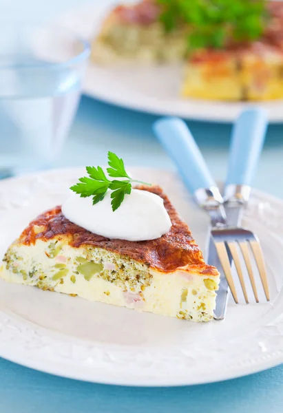 Broccoli, cheese and ham omelette, selective focus — Stock Photo, Image