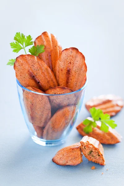 Käsehaferkleie Madeleines-Kekse mit Paprika und Petersilie — Stockfoto