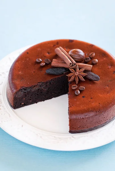 Gâteau au chocolat, pruneaux et flocons d'avoine, focus sélectif — Photo