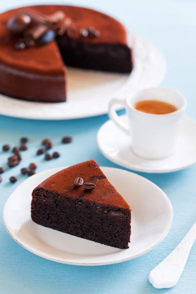 Ciasto czekoladowe, śliwek i płatki owsiane, selektywne focus — Zdjęcie stockowe