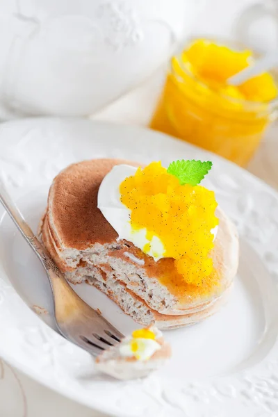 Oat pancakes with orange marmalade, selective focus — Stock Photo, Image