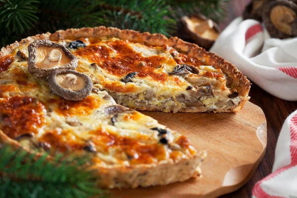 Torte mit Kohl und Pilzen, selektiver Fokus — Stockfoto