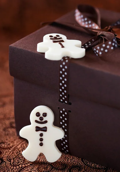 Homem de doces de Natal de chocolate branco e caixa de presente — Fotografia de Stock