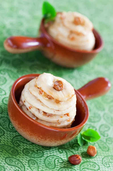 Skivad äpple bakade med nötter, honung och smör — Stockfoto