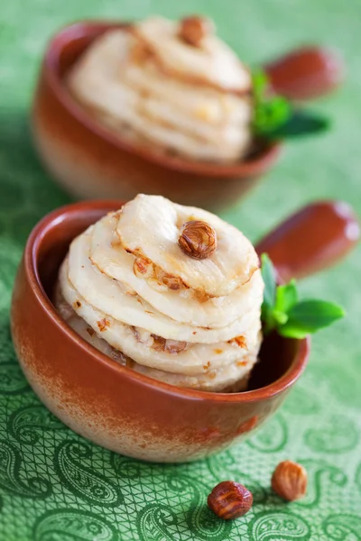 Skivad äpple bakade med nötter, honung och smör — Stockfoto