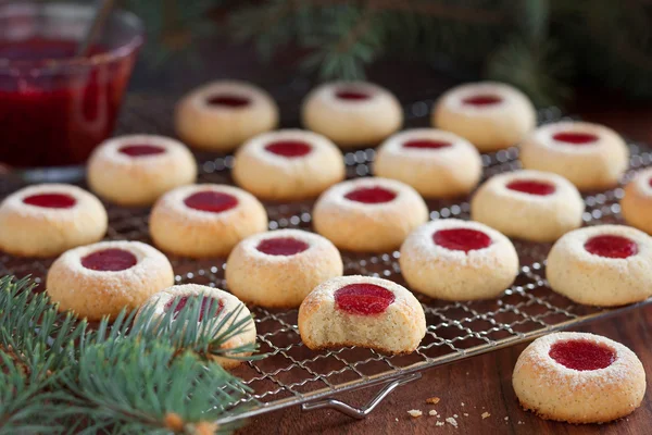 Biscoitos de amêndoa com recheio de geléia, foco seletivo — Fotografia de Stock