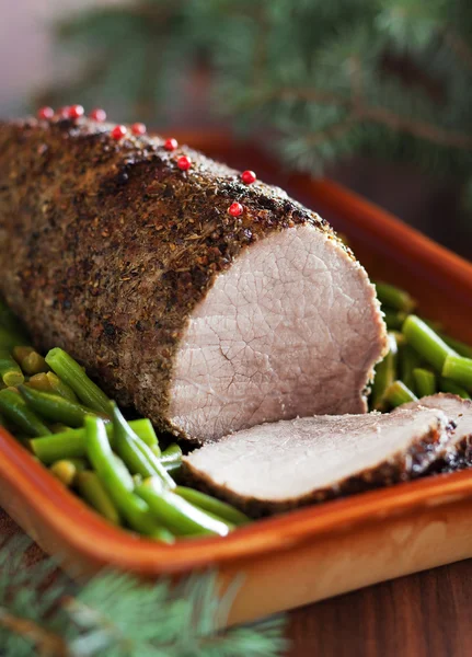 Roast beef with spices and green beans — Stock Photo, Image