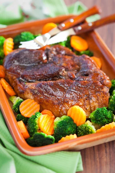 Honey glazed roast pork, carrots and broccoli — Stock Photo, Image